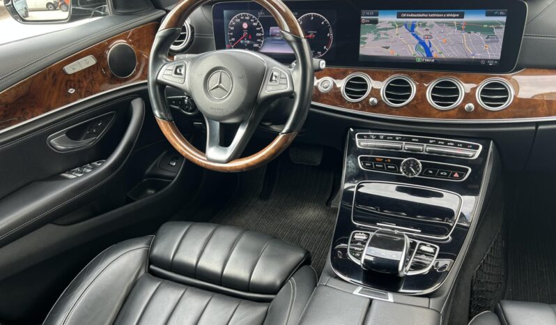 MERCEDES-BENZ E 220 d 9G-TRONIC Luxury! Vezetett szervizkönyv! full