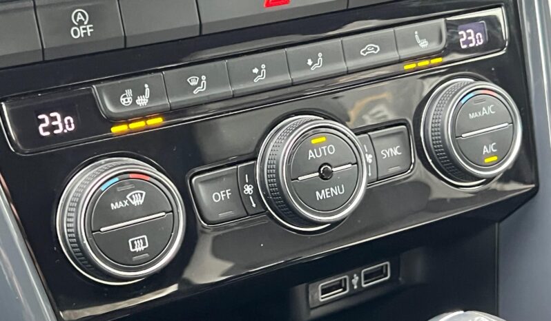 VOLKSWAGEN T-ROC 2.0 TSI Sport 4Motion DSG Magyarországi! Első tulajdonostól! Bicolor bőr! Digit Műszerfal! Sérülédmentes! full