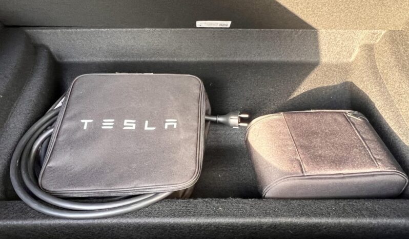 TESLA MODEL Y Performance AWD (Automata) Magyarországi! Sérülédmentes! Midnight Silver! White Interior! Gyönyörű állapot! full