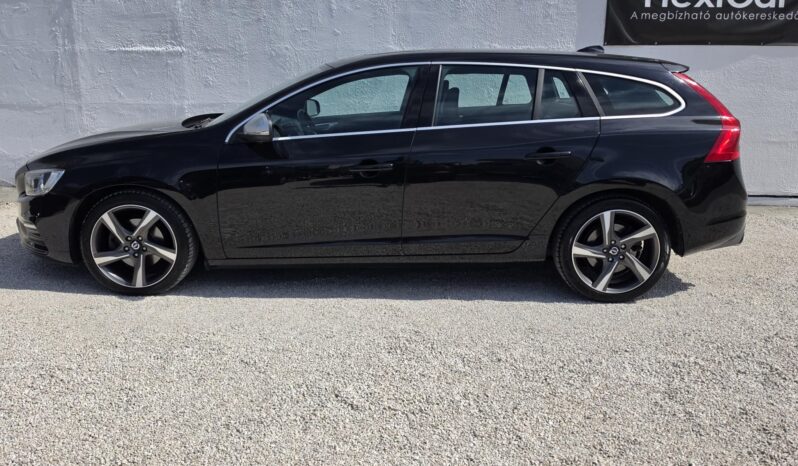 VOLVO V60 2.0 D [D4] R-Design Momentum Magyarországi Vezetett szervizkönyv! GYÖNYÖRŰ!!! full