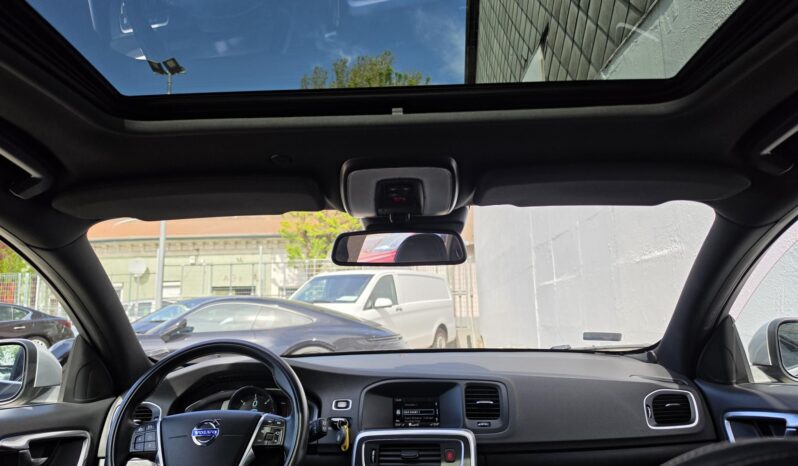 VOLVO V60 2.0 D [D4] R-Design Momentum Magyarországi Vezetett szervizkönyv! GYÖNYÖRŰ!!! full